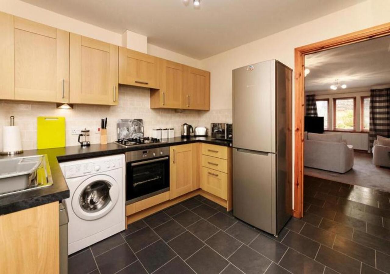 Modern 2 Bedroom Semi Detached House With Own Private Driveway *