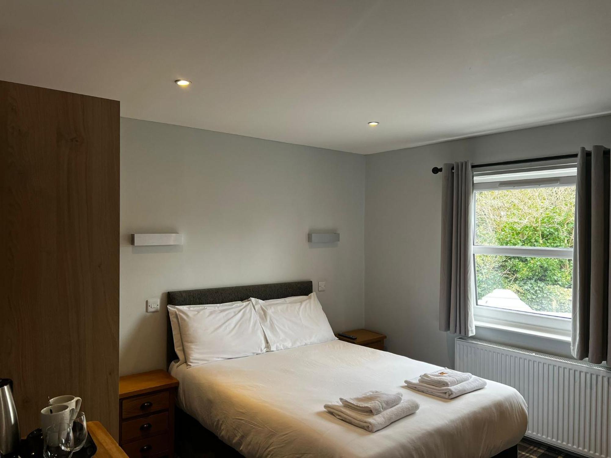 Crown & Bar Hotel