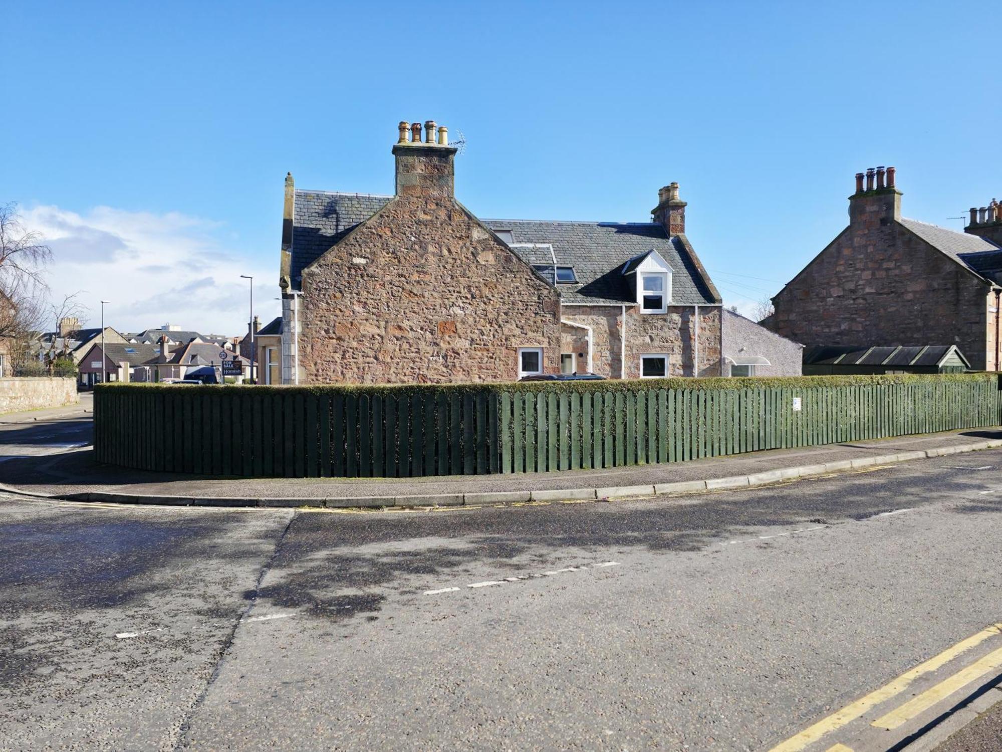 4 Bedroom House Free Parking *