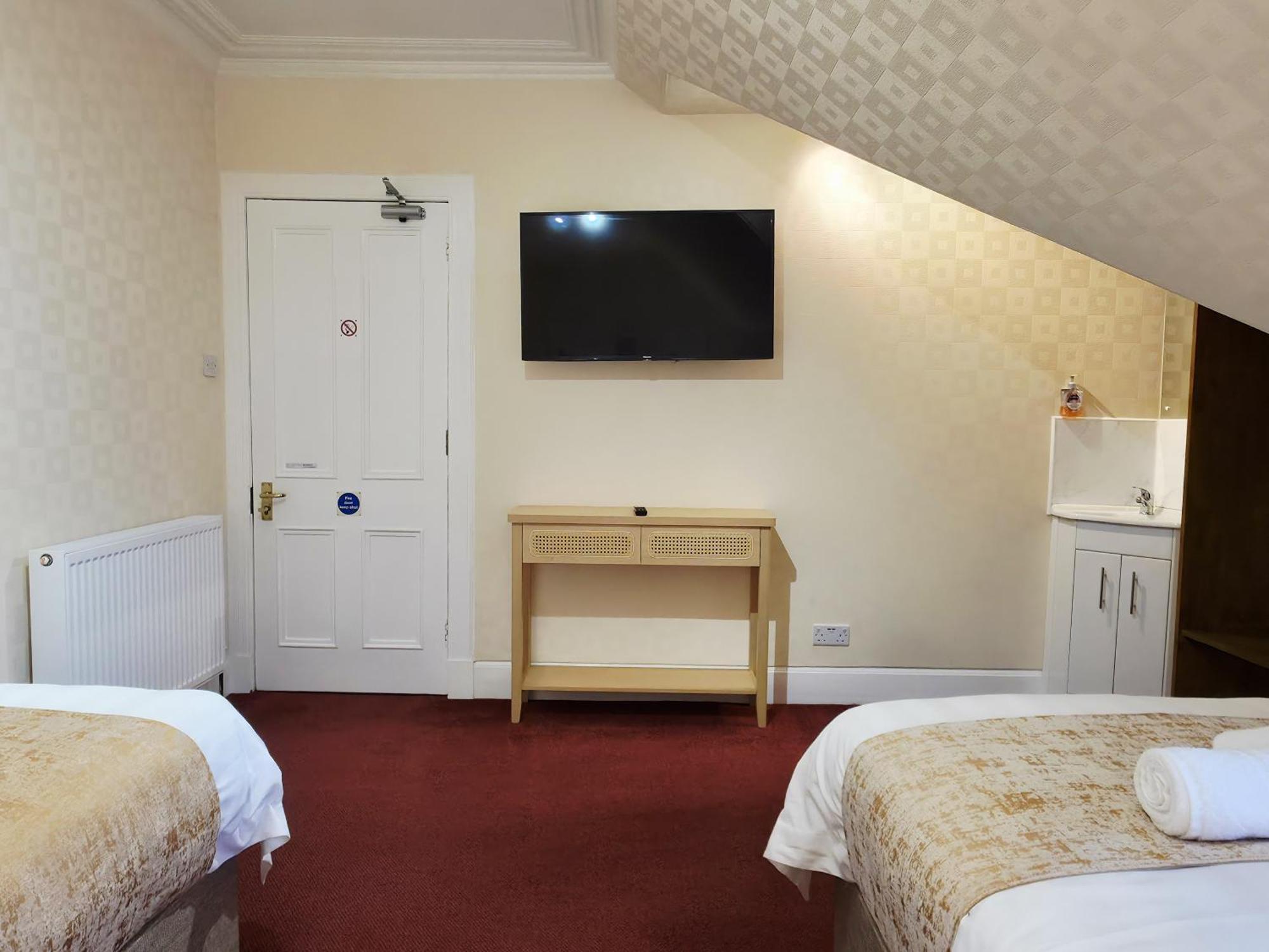 4 Bedroom House Free Parking