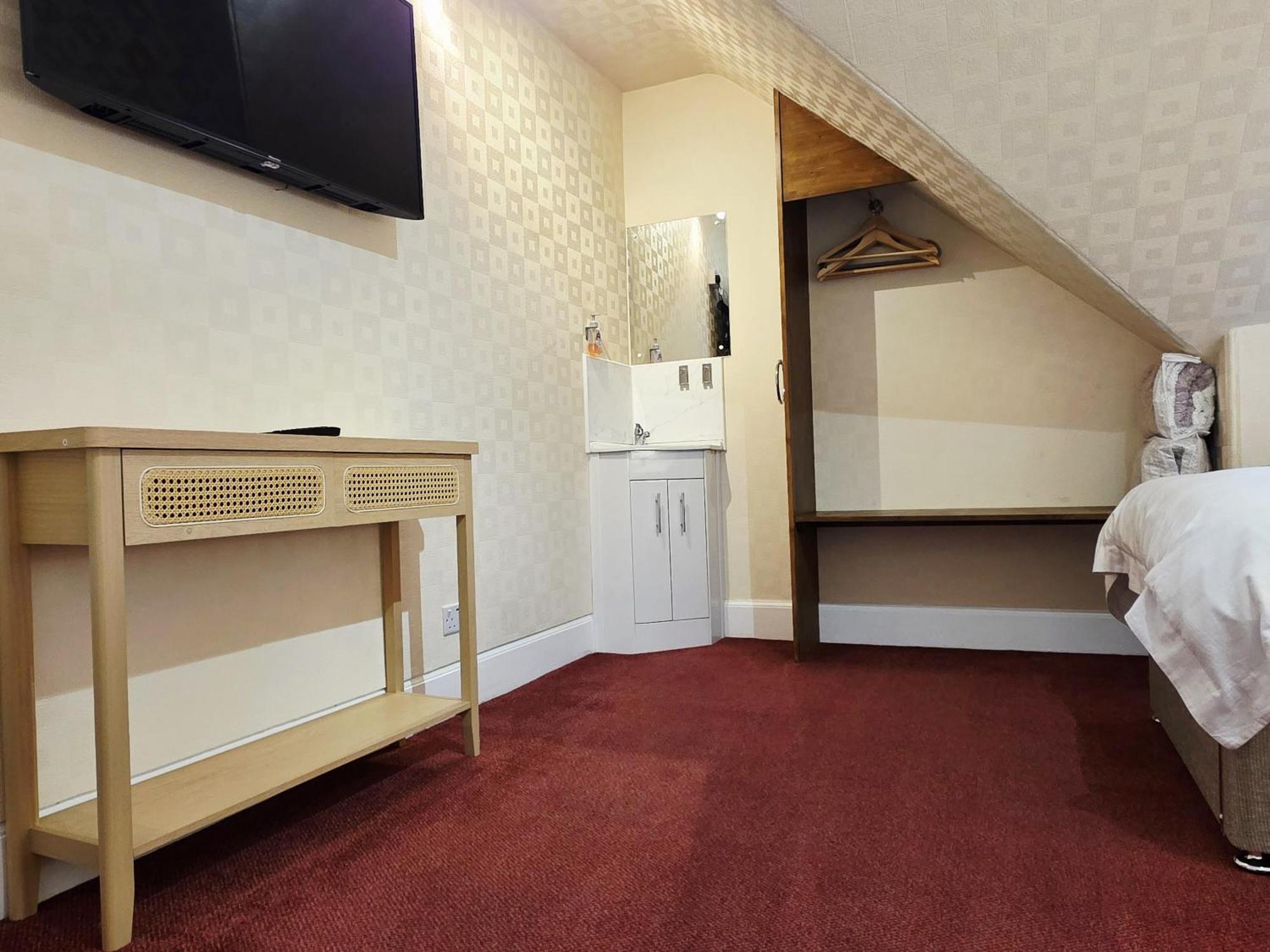 4 Bedroom House Free Parking Villa