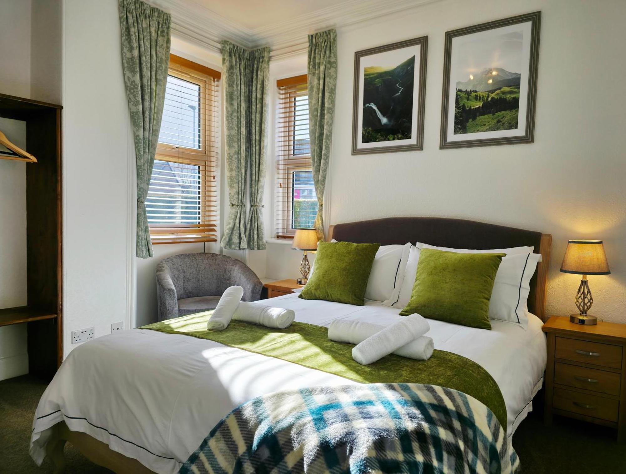 4 Bedroom House Free Parking *