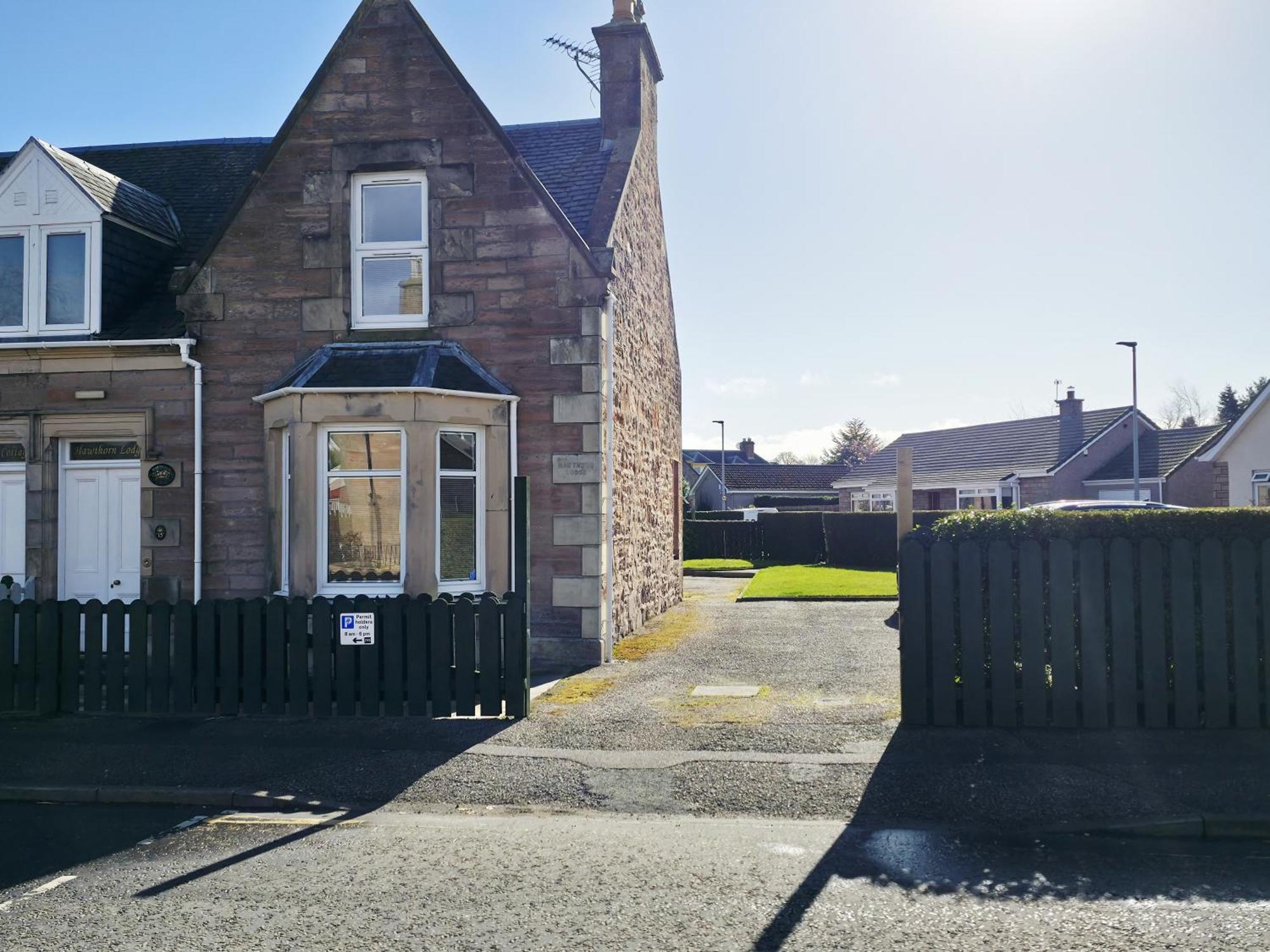4 Bedroom House Free Parking Villa