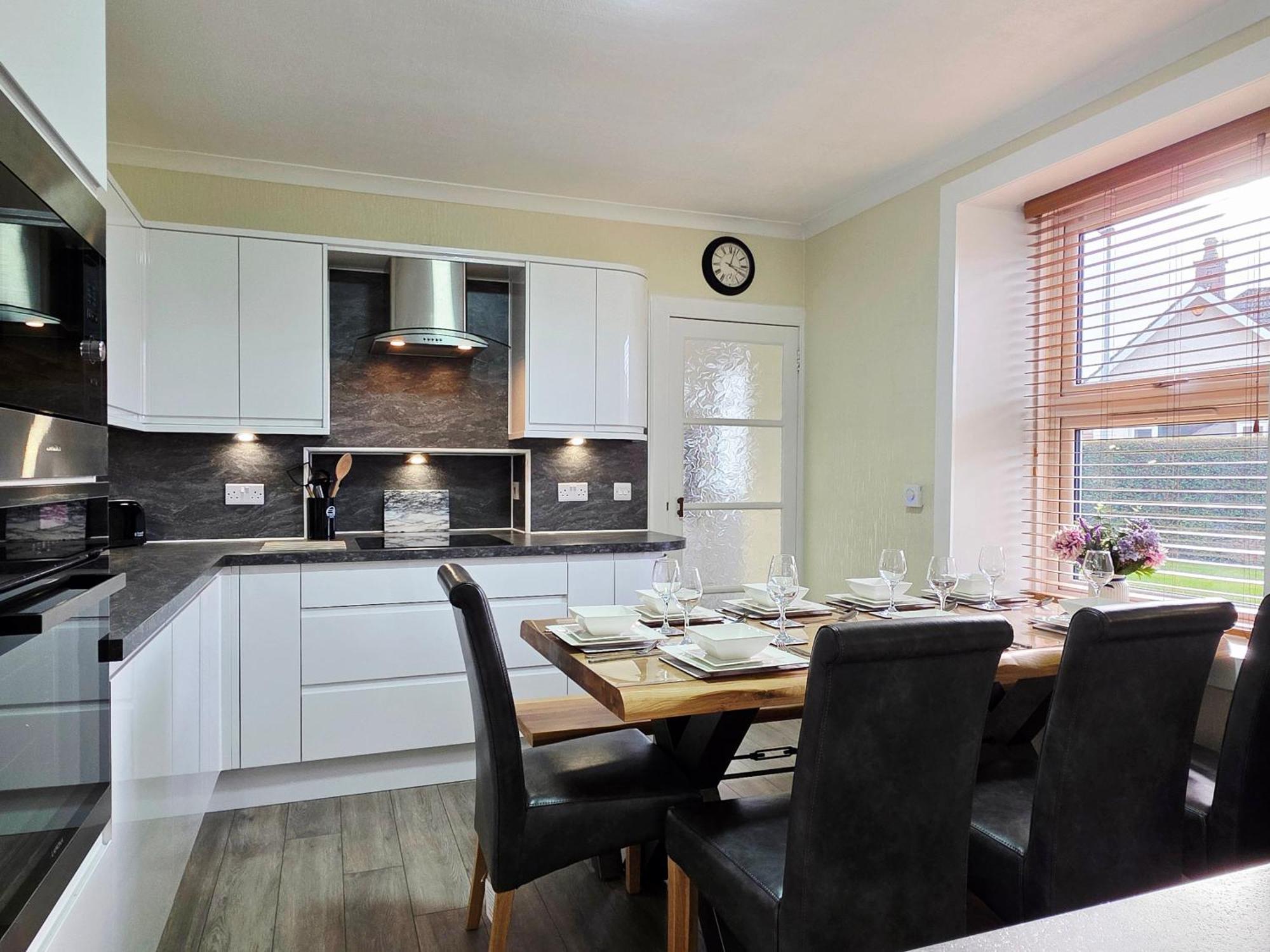 4 Bedroom House Free Parking *
