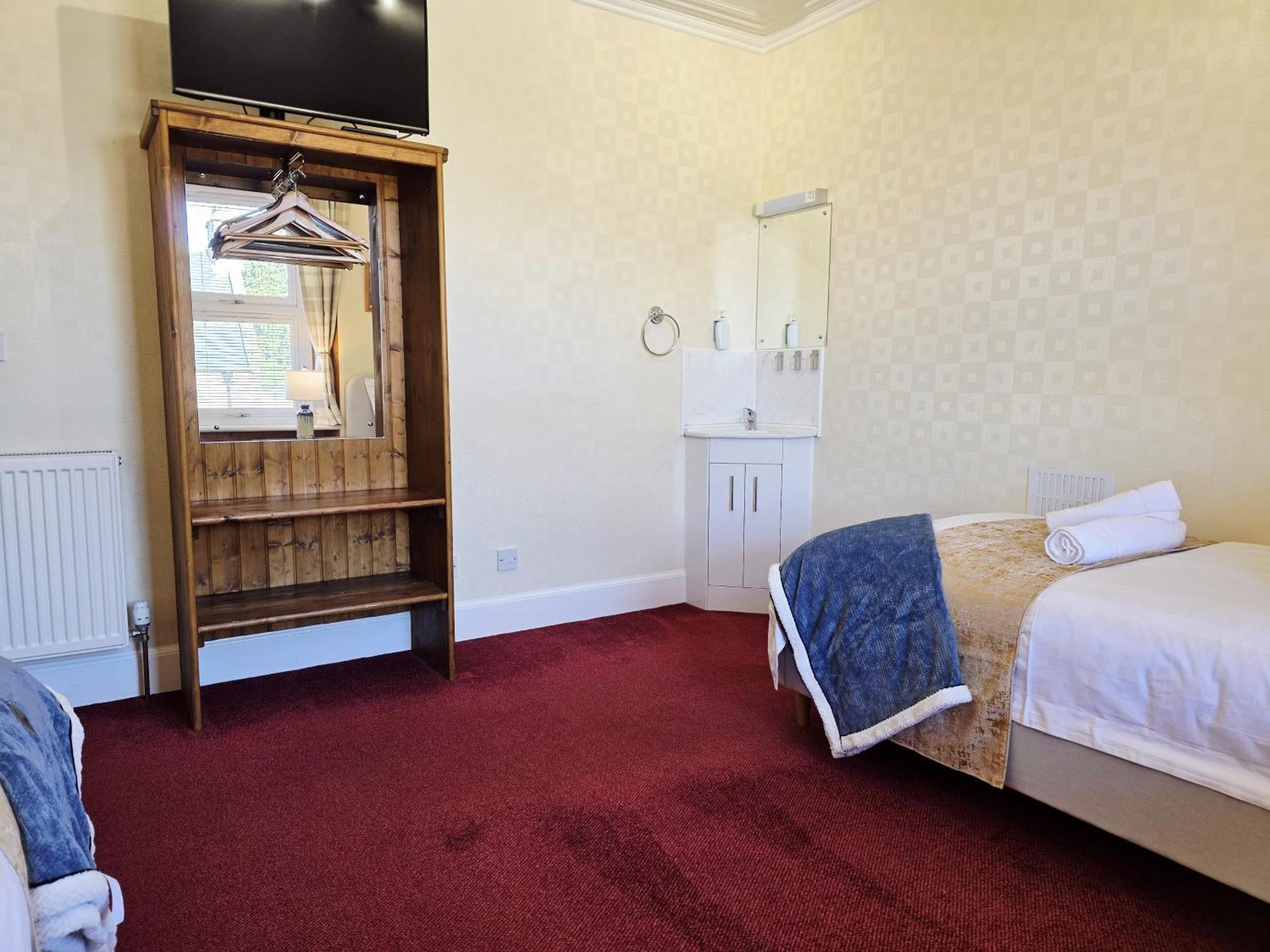 4 Bedroom House Free Parking Villa