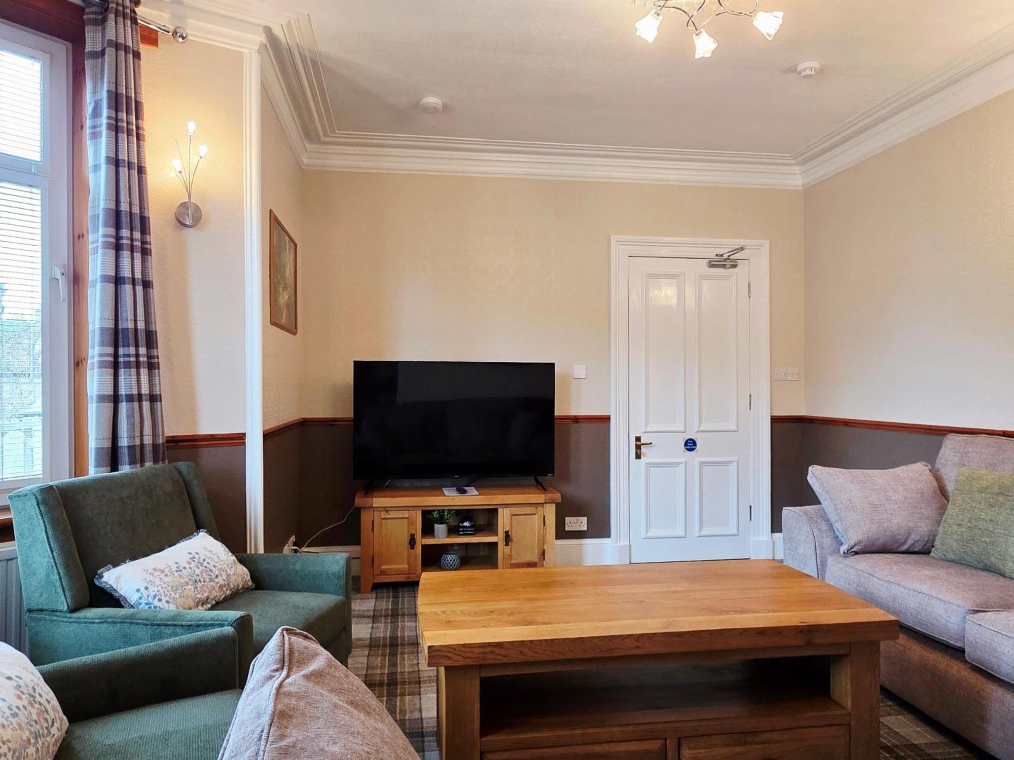 4 Bedroom House Free Parking *