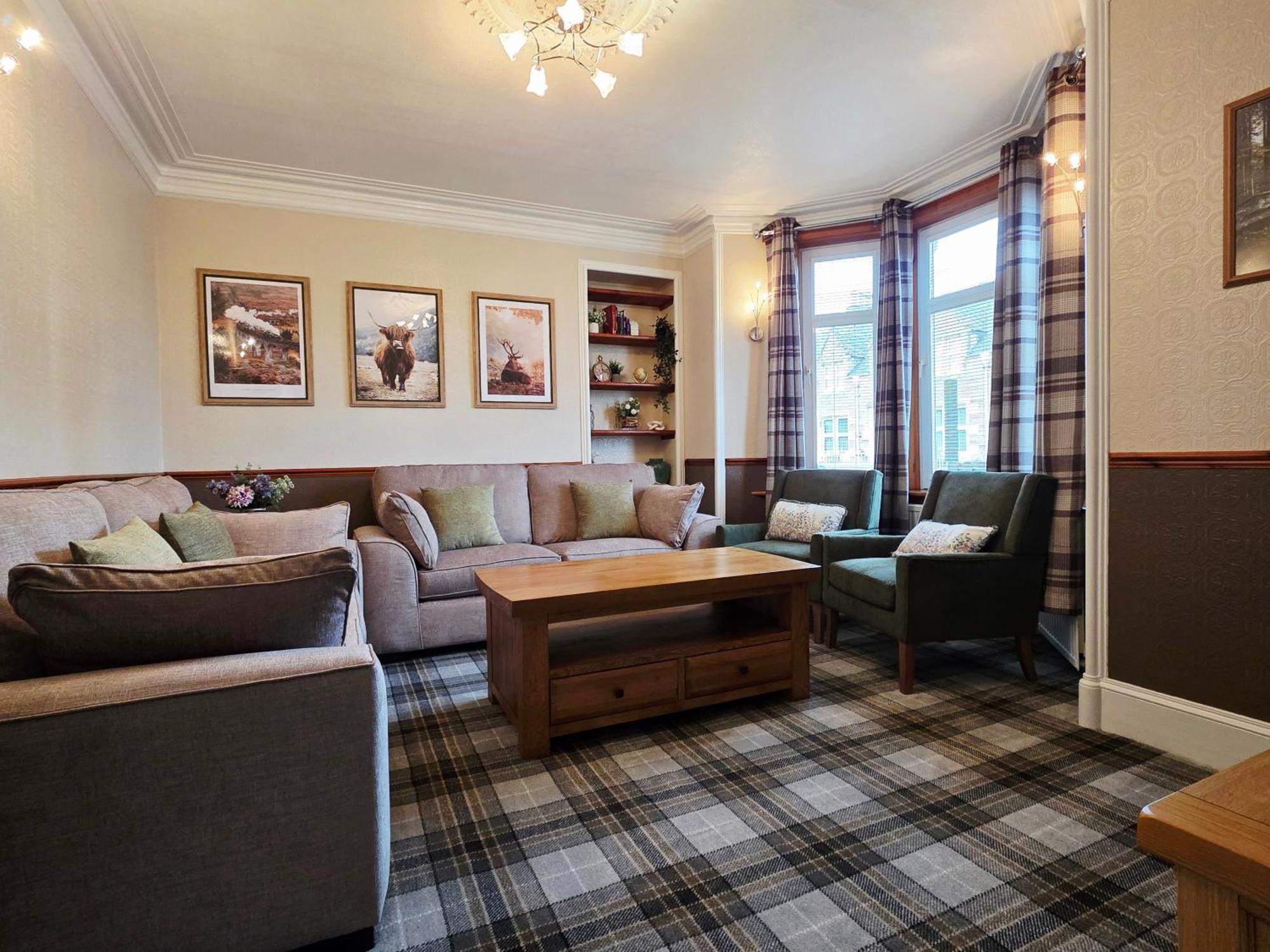 4 Bedroom House Free Parking Villa *