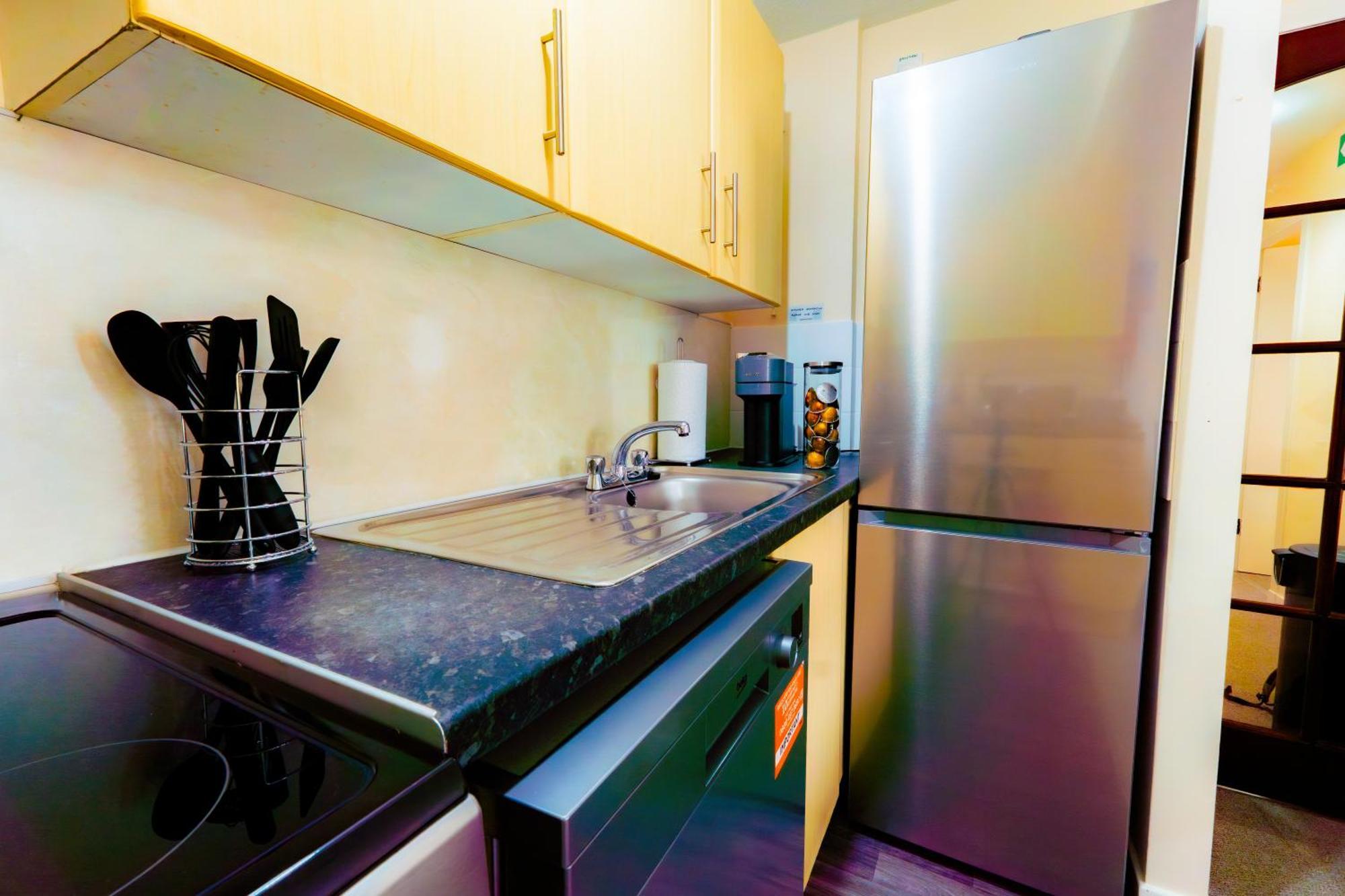 Lovely & Bright 2 Bed Apartment *