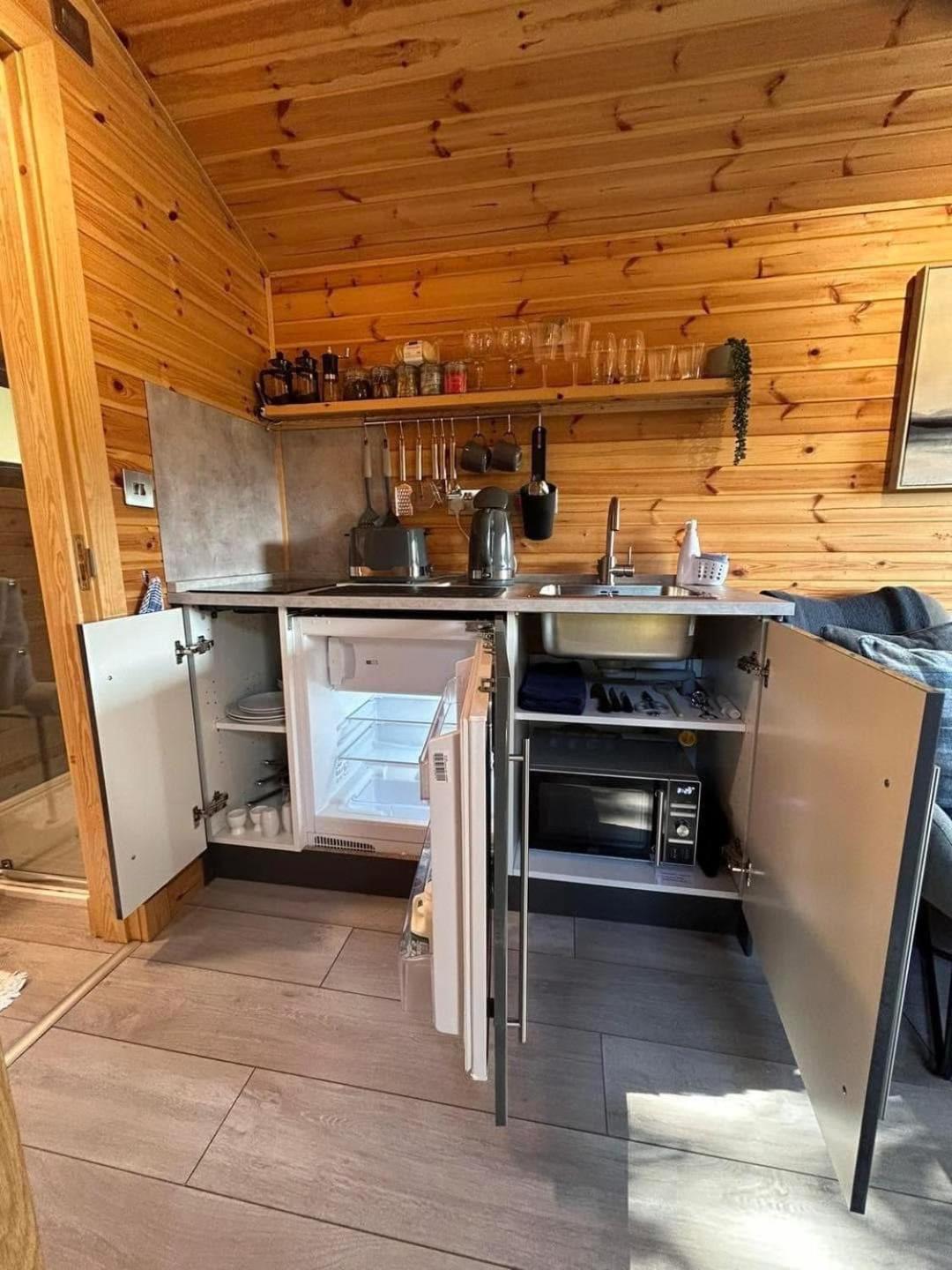 River Huts With Private Hot Tub *