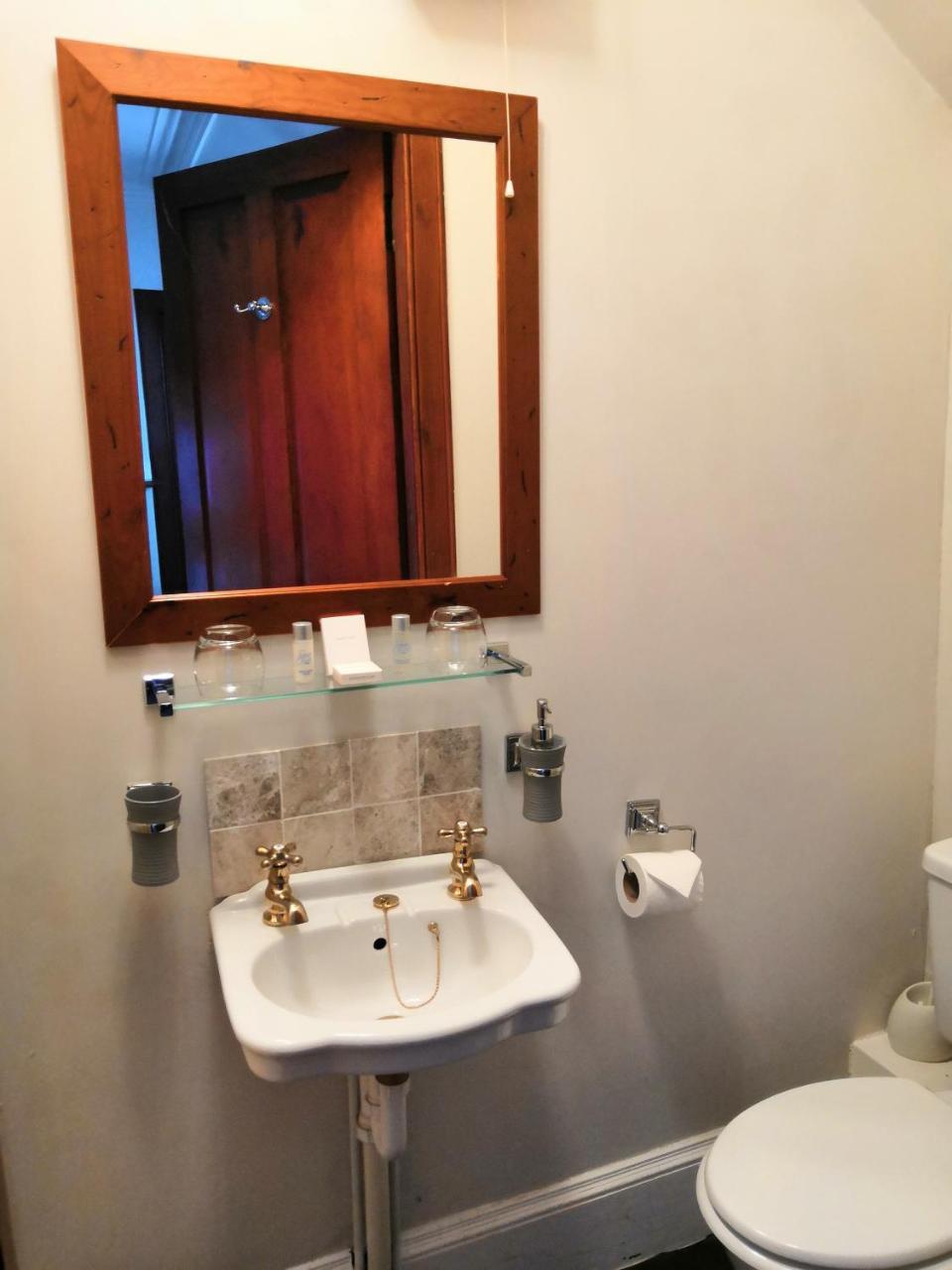 Crown House Guest house *