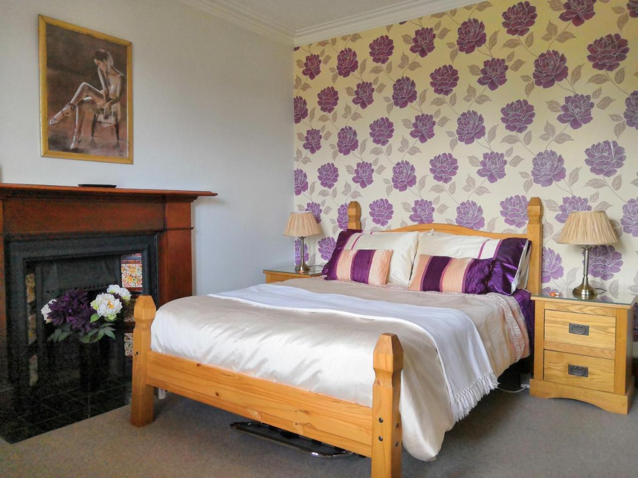 Guest house Crown House *