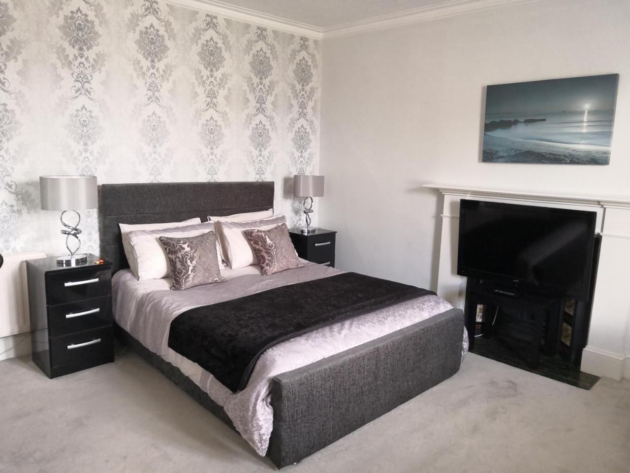 Crown House Guest house *