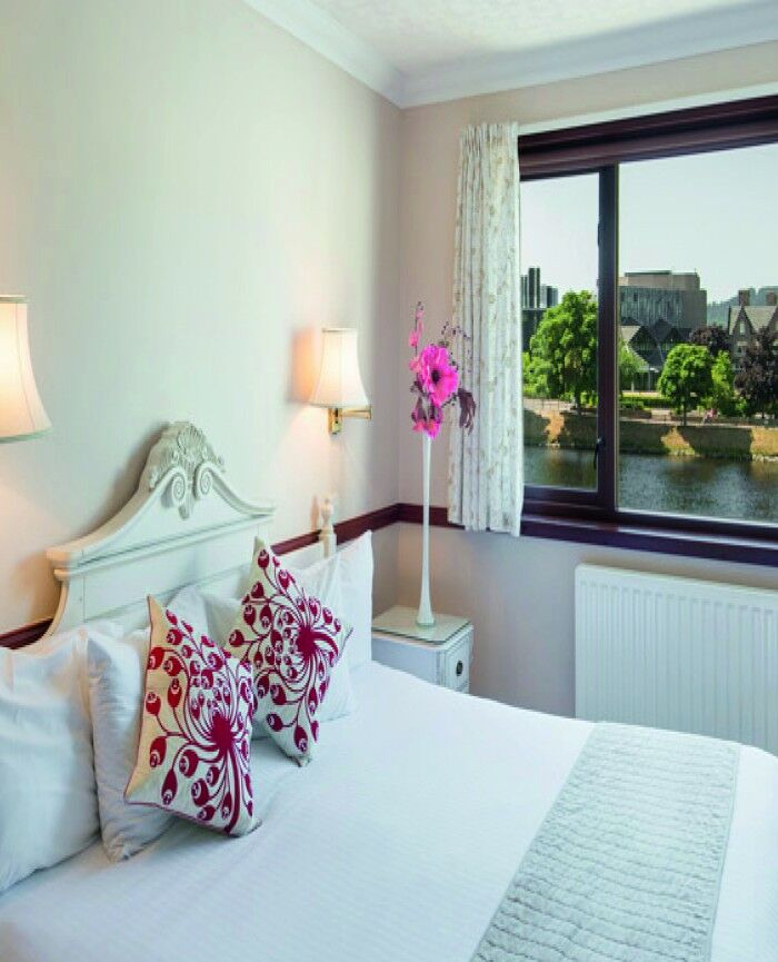 The Waterside 3*