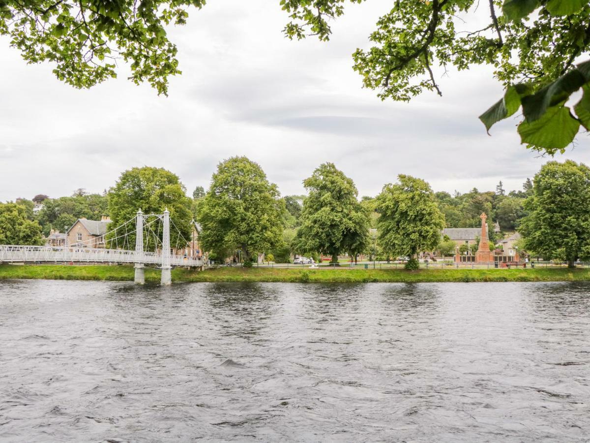 7 Riverside Gardens