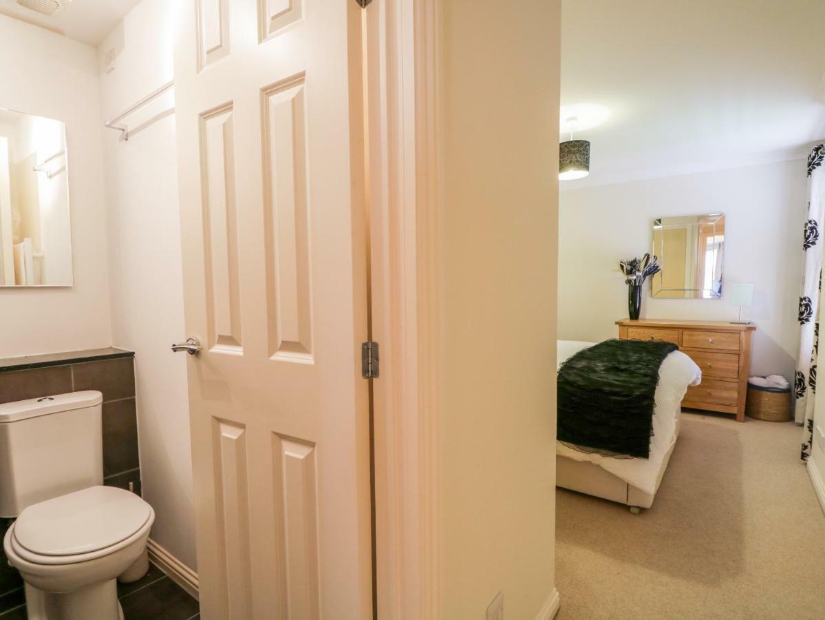 7 Riverside Gardens *